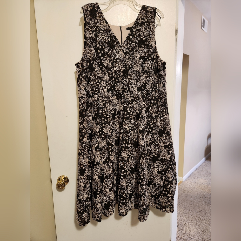 V-neck black and white floral sleeveless lined sundress